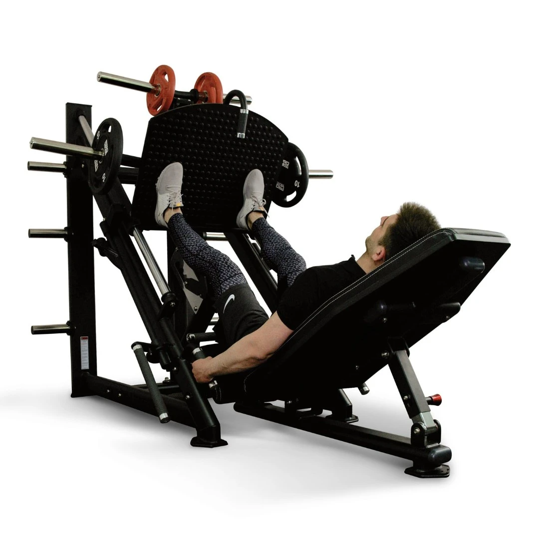 Жим ногами под углом 45 на свободных весах Realleader FM-1024D (матовая черная рама, черная обивка с белой строчкой)