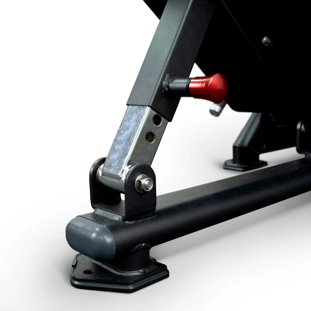 Жим ногами под углом 45 на свободных весах Realleader FM-1024D (матовая черная рама, черная обивка с белой строчкой)