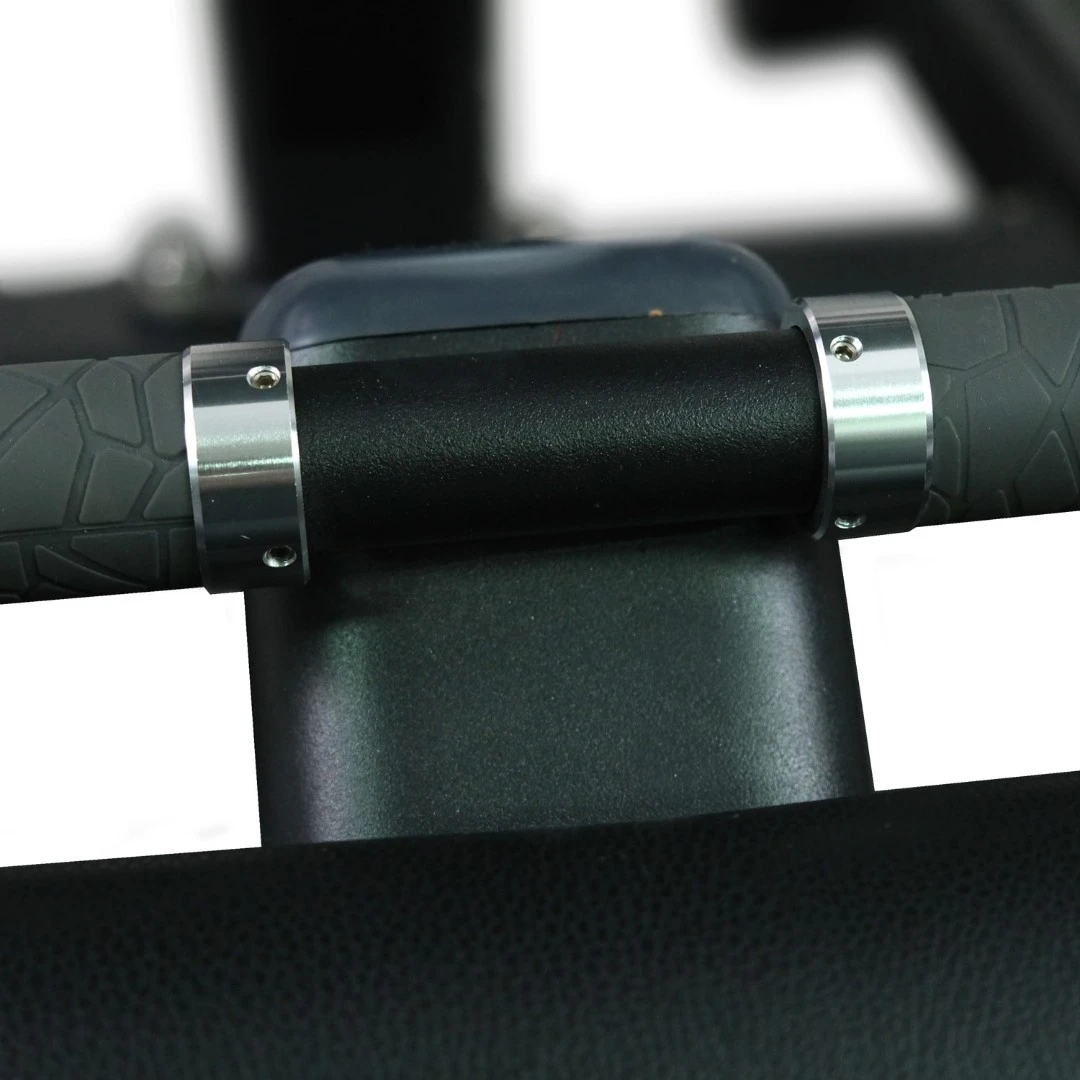 Жим ногами под углом 45 на свободных весах Realleader FM-1024D (матовая черная рама, черная обивка с белой строчкой)