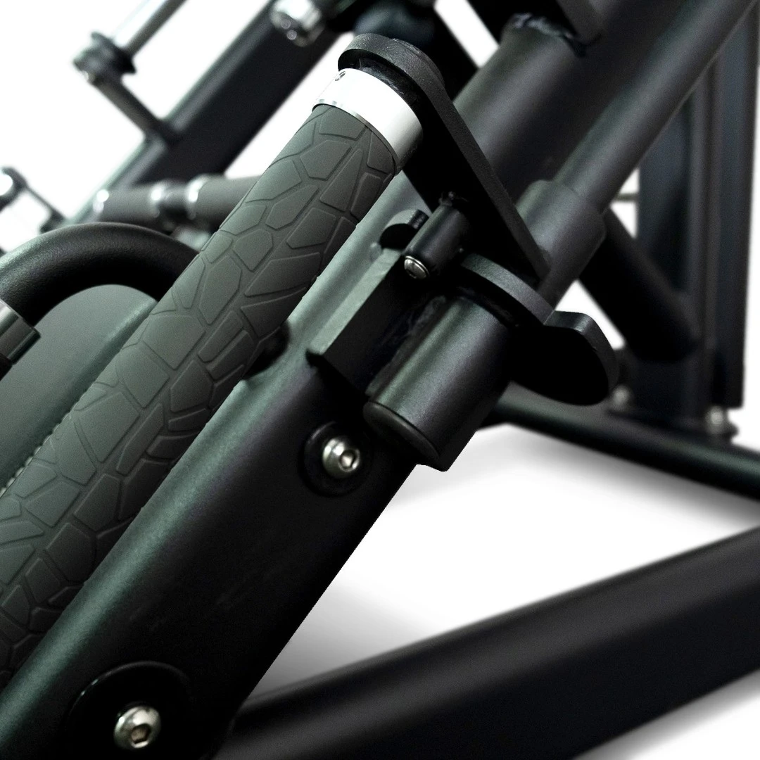 Жим ногами под углом 45 на свободных весах Realleader FM-1024D (матовая черная рама, черная обивка с белой строчкой)