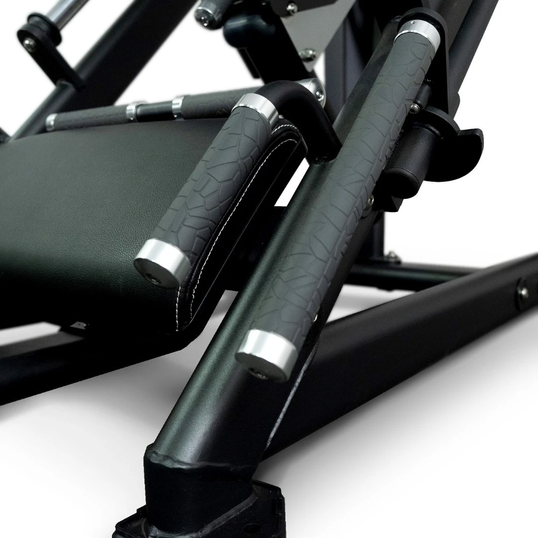 Жим ногами под углом 45 на свободных весах Realleader FM-1024D (матовая черная рама, черная обивка с белой строчкой)