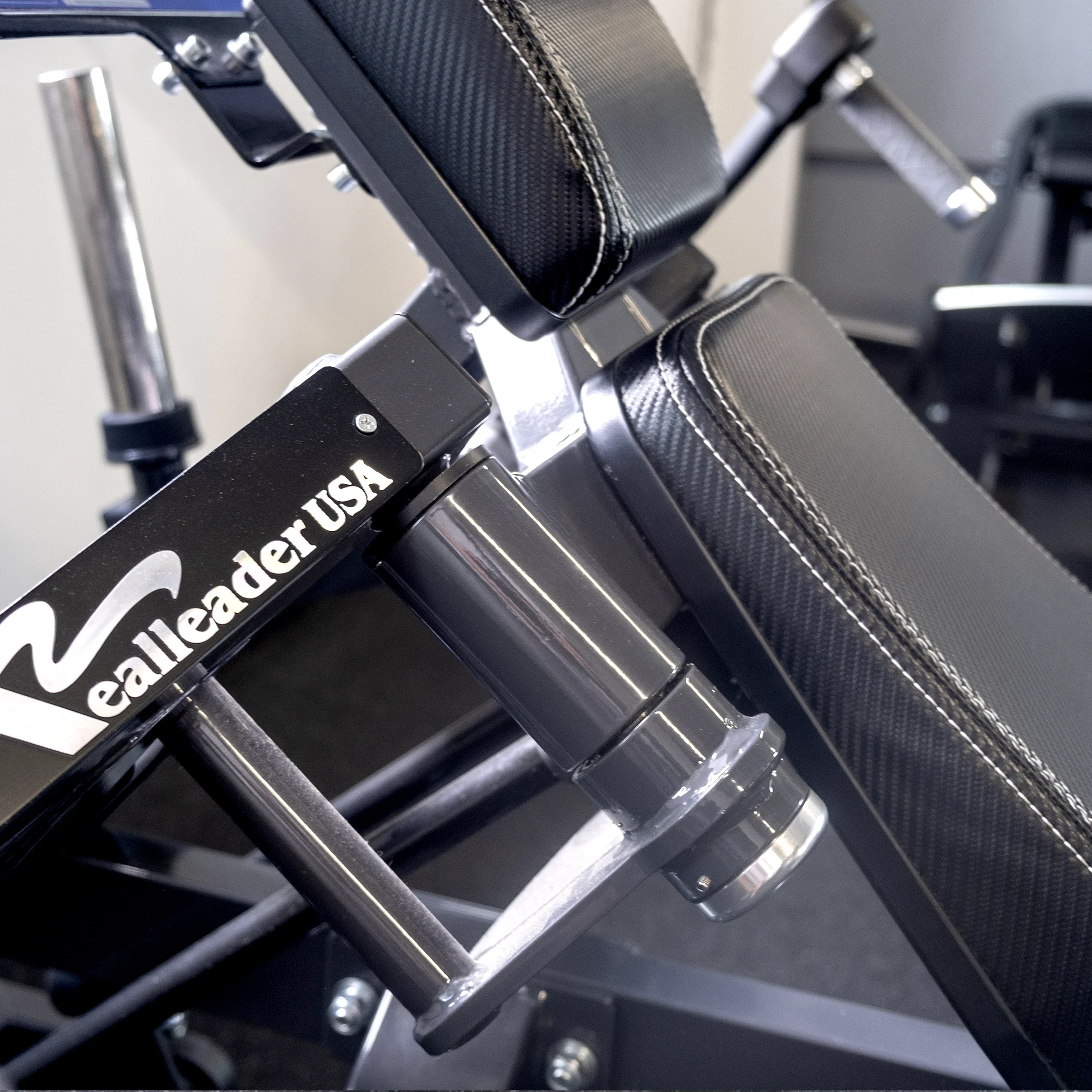 Грудной жим лежа на свободных весах Realleader LD-1013 (пек дек) (HSPro-1013)