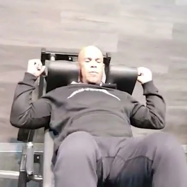 Гакк-приседания на свободных весах Realleader FM-1024F video preview